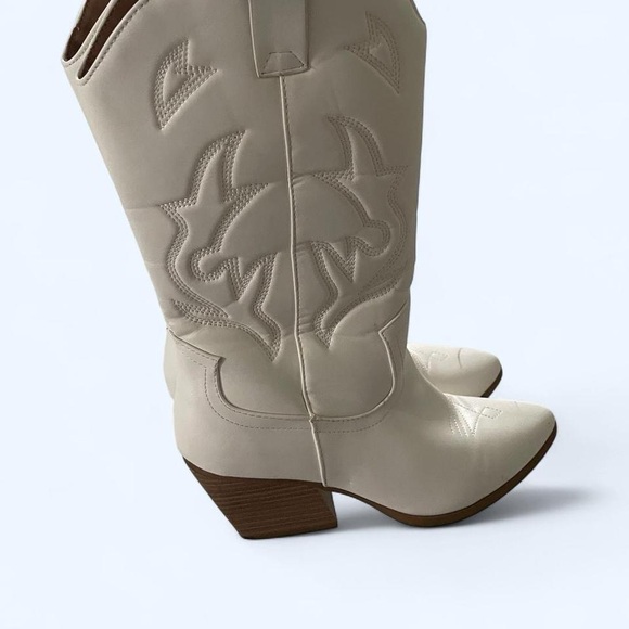 White cowgirl mid calf boots by Soda Women's size 10
Gorgeous white tall boots - Picture 4 of 7